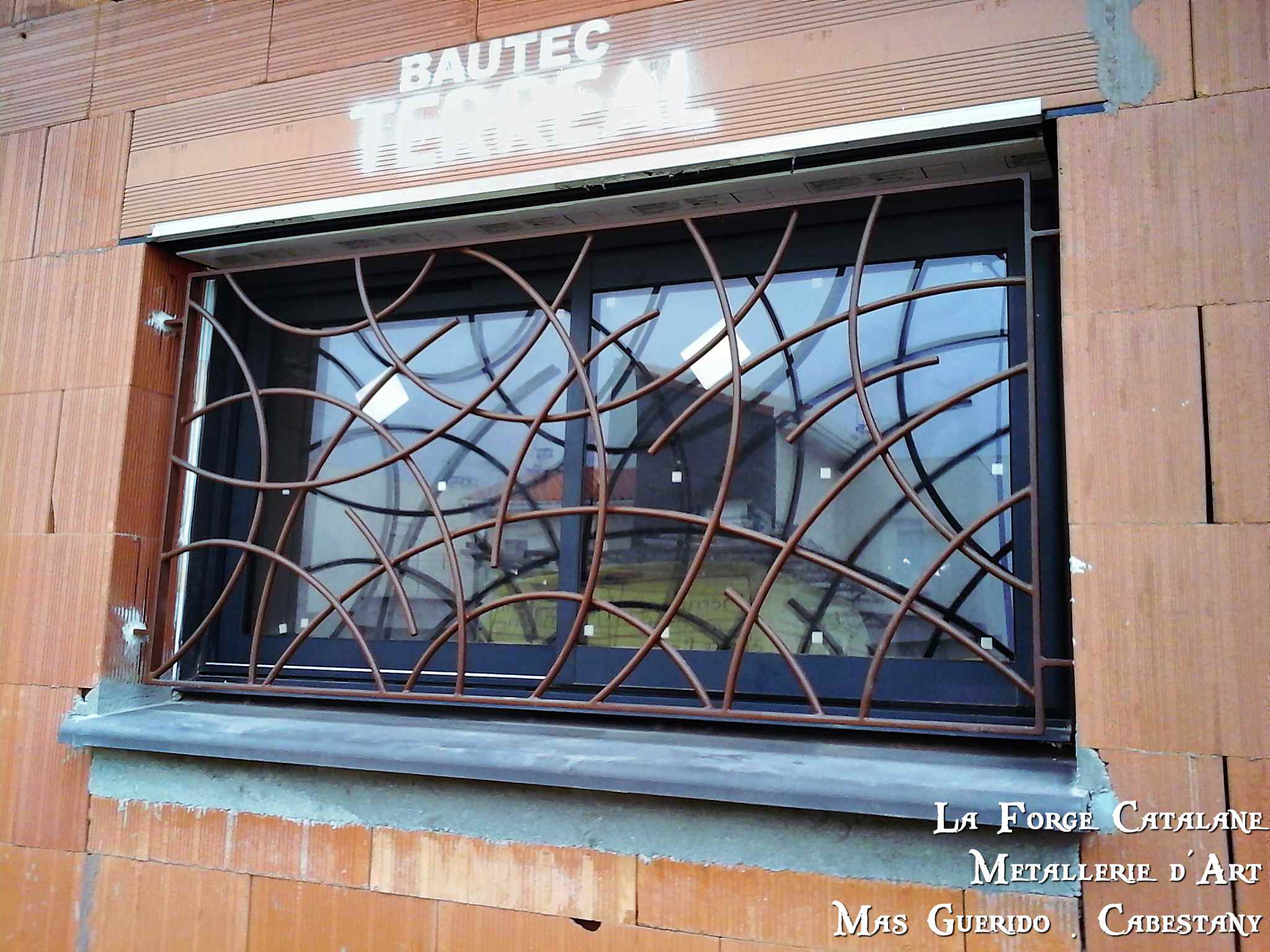 Grille protection moderne fer rond entremele forge catalane.jpg